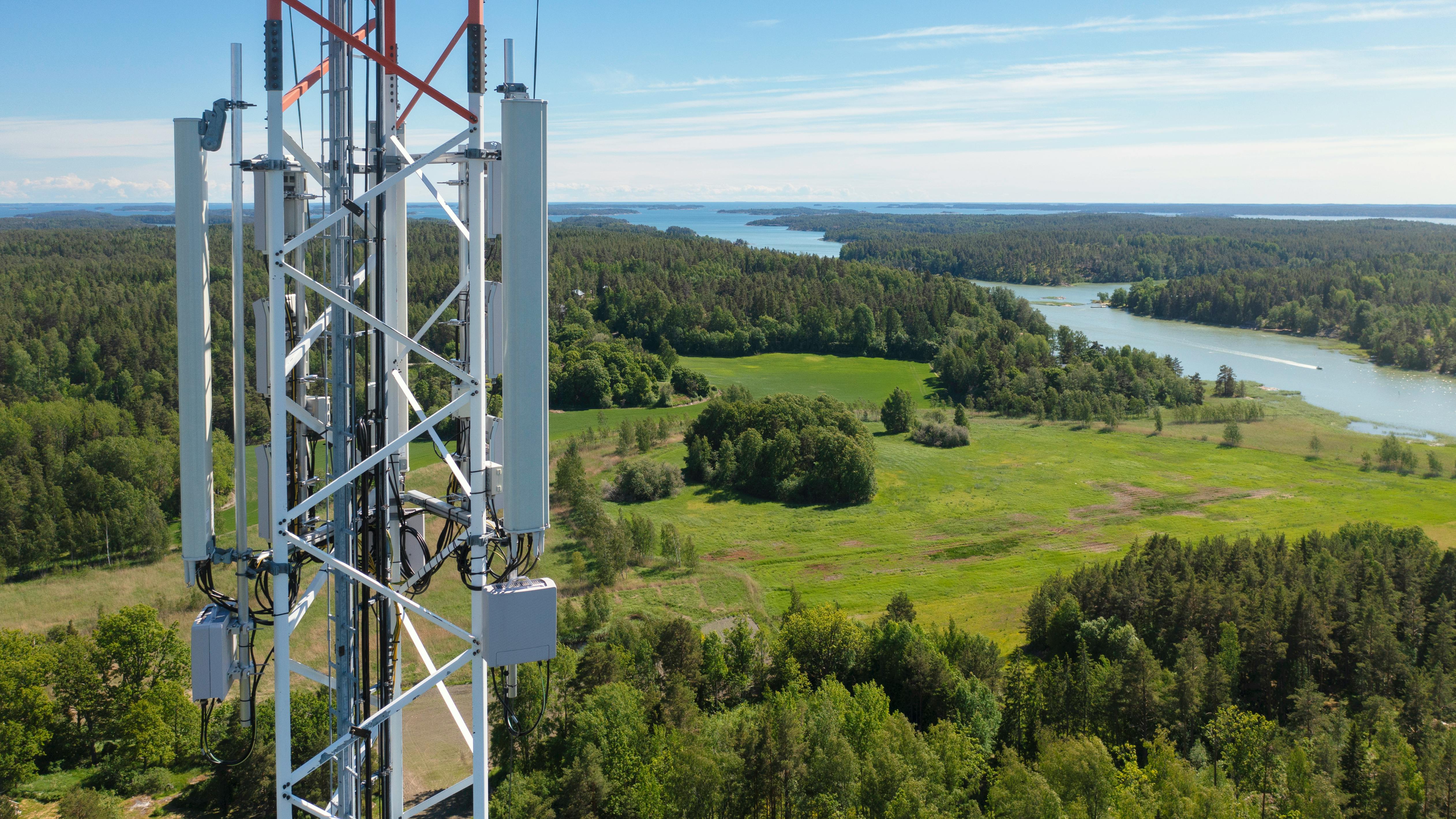 Communications tower