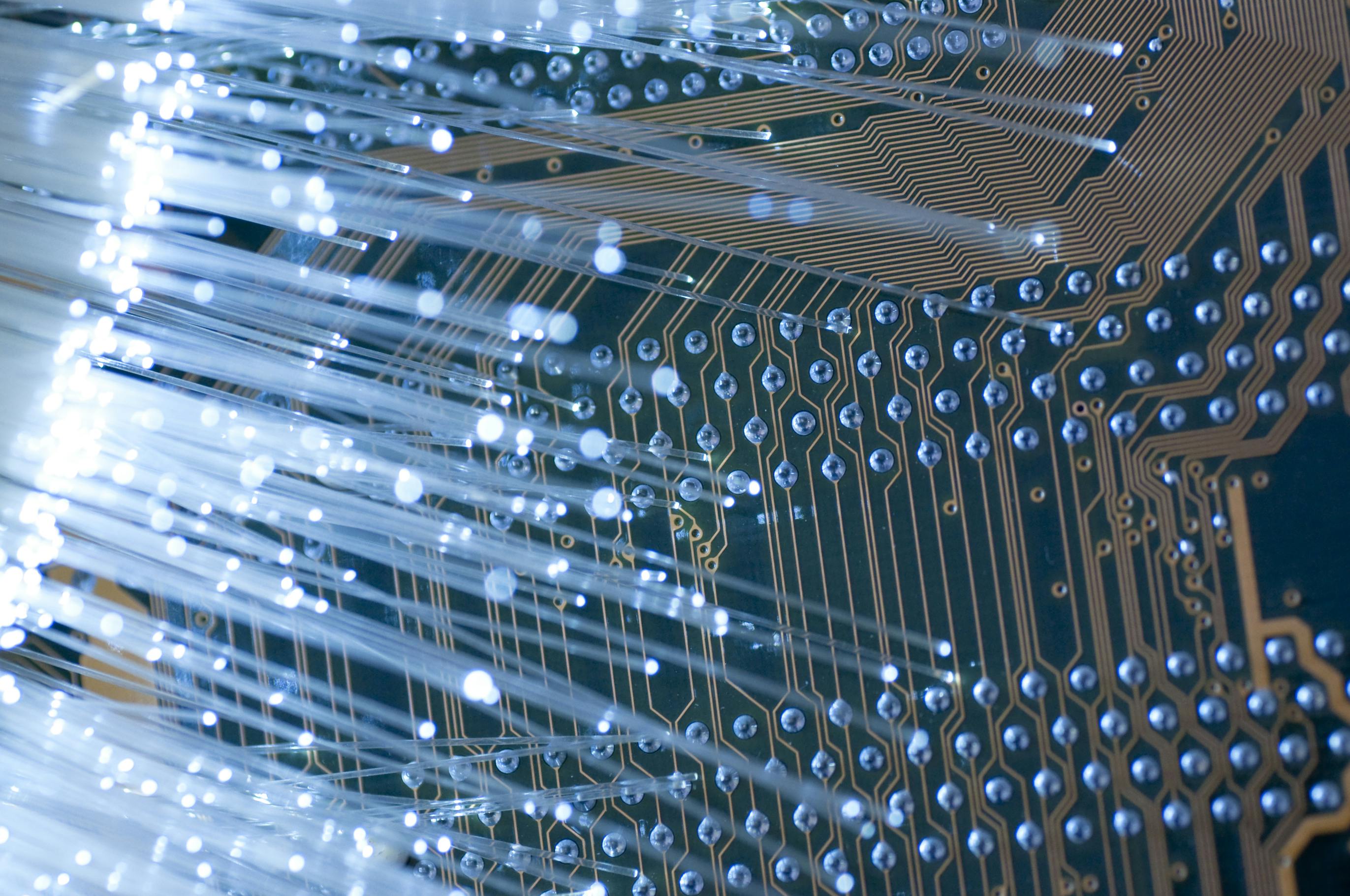 AFL and Alcyon Photonics Collaborate on Fiber-to-PIC Coupling for AI Data Centers